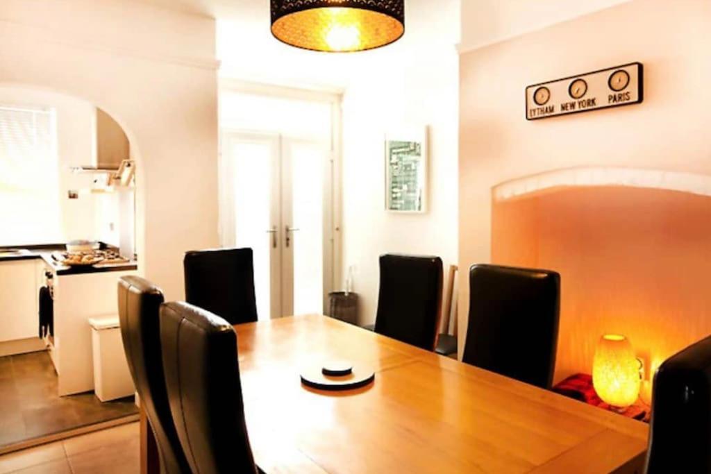 Sunny Seaside Beach House Lytham Centre Sleeps 8 Lytham St Annes Kültér fotó